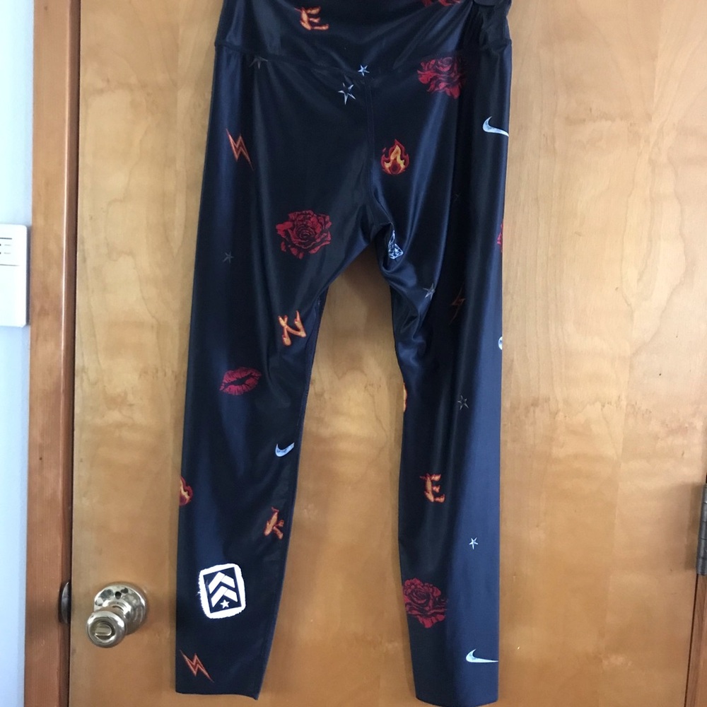 Nike women Black Graphic Leggings